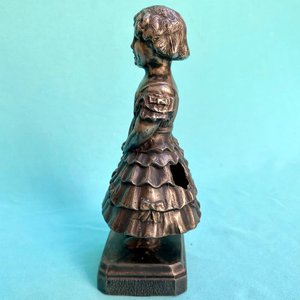 Rara figura de la famosa actriz infantil Shirley Temple . Publicidad de "La Especial de Niños", Esteban Campora. Agraciada 2322. Realizada en peltre. Tiene un detalle al dorso en el vestido. Altura: 16 cm. - imagen 6