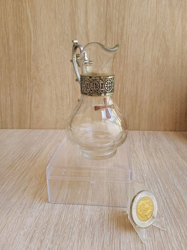 Jarra litúrgica de cristal con borde dorado y mango metálico - imagen 2