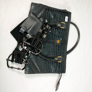 Cartera Negra Simil Cocodrilo con Cinturón Elástico y Hebilla Metálica - imagen 2