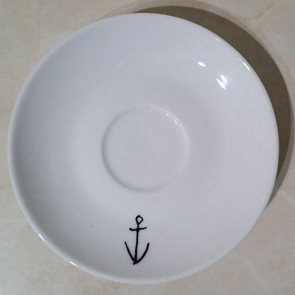 Platillo de Porcelana Blanco Café El Chaná con Ancla de Joaquín Torres García
