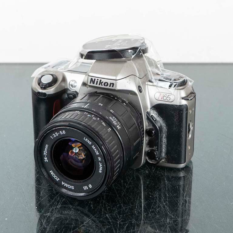 Cámara Fotográfica Nikon N65 con Lente Sigma Zoom y Protector