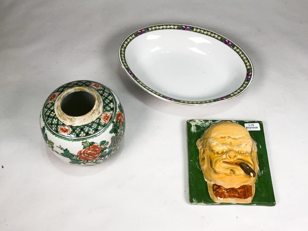 Lote de 3 piezas decorativas: Placa de yeso esmaltado, centro de porcelana y florero floral