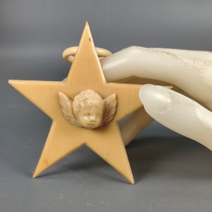 Estrella de colgar en celuloide con diseño de angel en relieves, Medida: 9.5cm - imagen 6