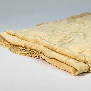 Mantón de Hilo Beige con Flores Bordadas, Puntillas y Flecos - imagen 2