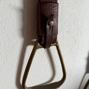 Par de Estribos de Montar en Bronce y Cuero - imagen 3