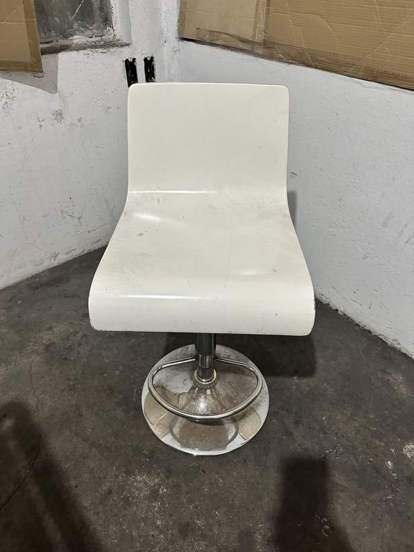 Lote siguiente: Silla blanca con altura ajustable
