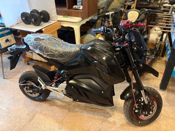Moto Eléctrica Negra Deportiva - imagen 1
