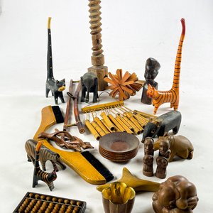 Lote anterior: Lote de Figuras y Objetos Decorativos de Madera: Gatos, Elefantes, Abaco y Más