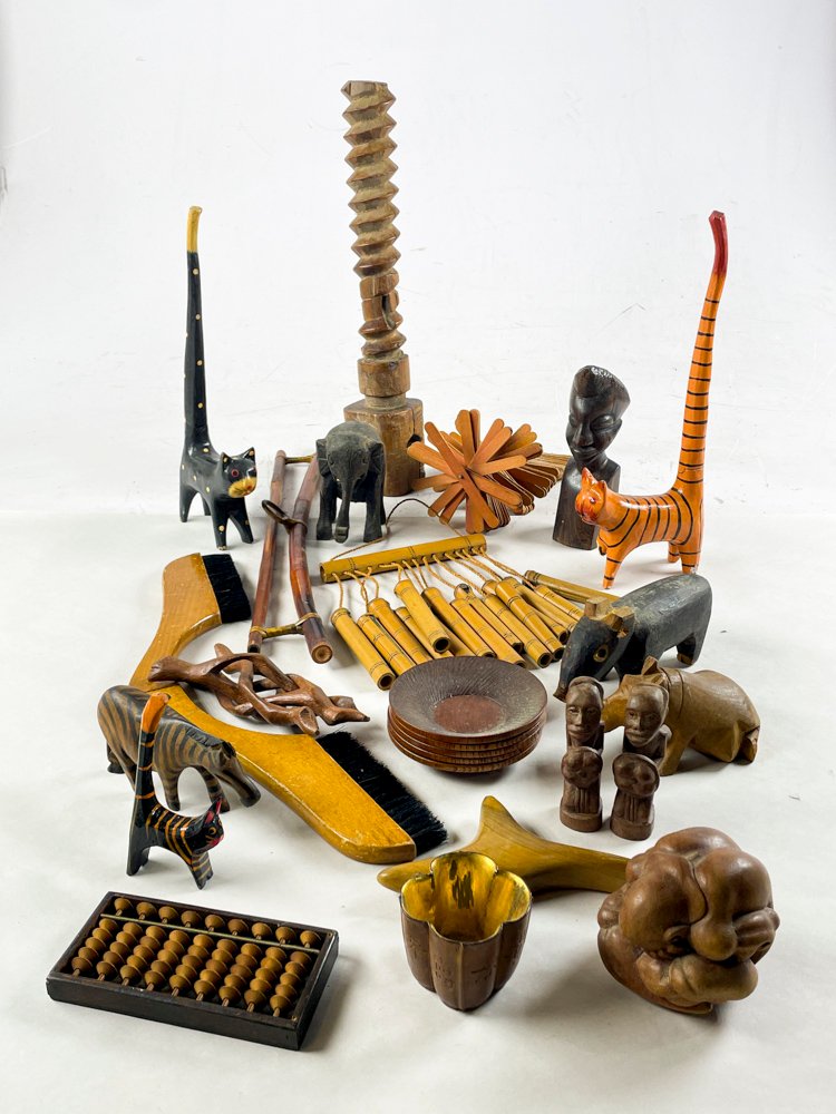 Lote de Figuras y Objetos Decorativos de Madera: Gatos, Elefantes, Abaco y Más