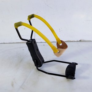 Lote siguiente: Set de 2 Resorteras Profesionales con Gomas Elásticas Amarillas
