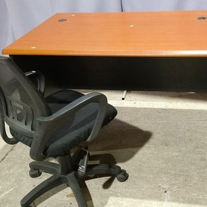 Lote siguiente: Escritorio Melamínico con Silla de Oficina Negra con Ruedas