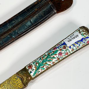 Cuchillo Estilo Árabe con Cabo de Bronce, Esmalte y Vaina de Cuero - imagen 3