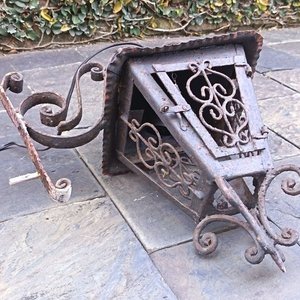Dos Faroles Coloniales de Metal con Detalles Ornamentales - imagen 3