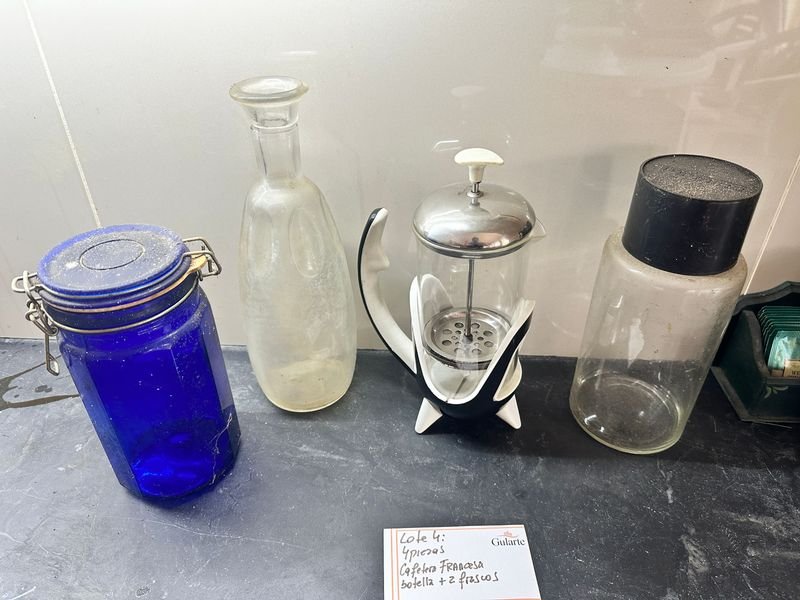 Lote siguiente: Colección de platos, vasos y accesorios para la mesa