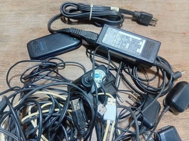 Gran lote de cargadores y cables para teléfonos celulares - imagen 4