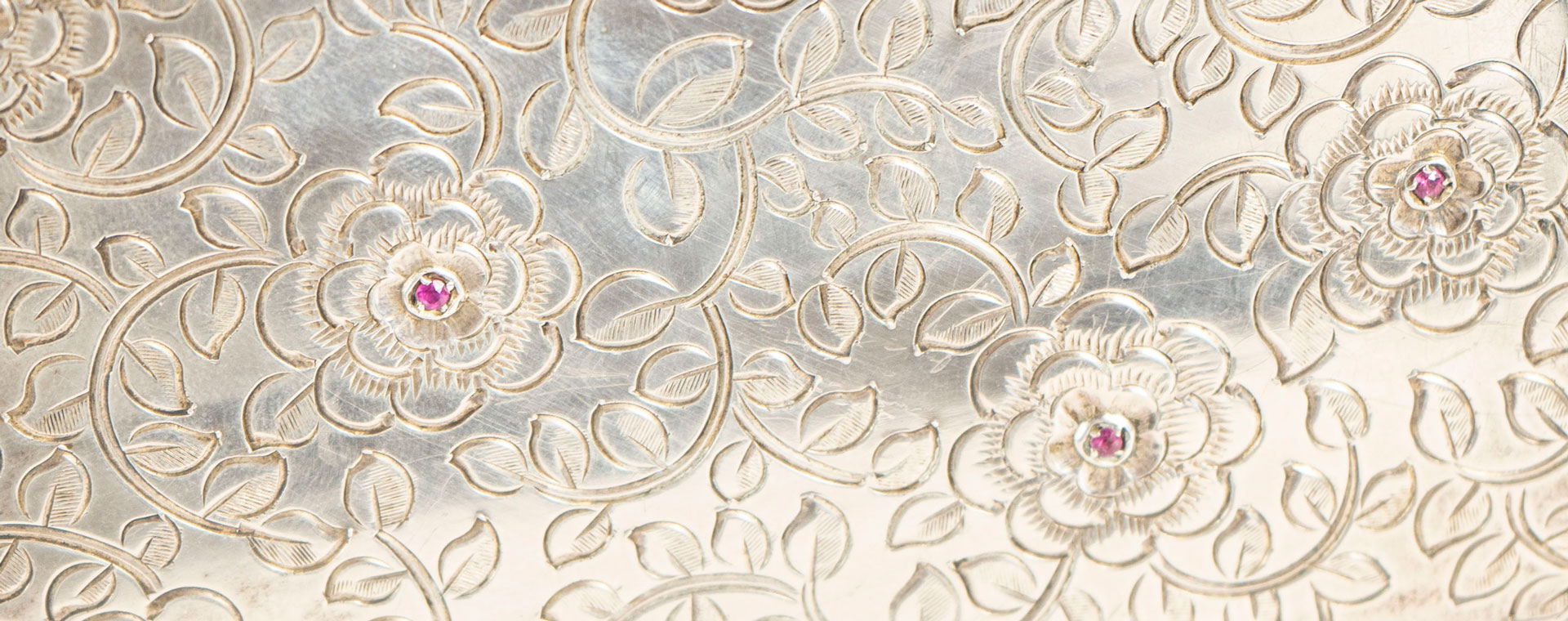 ¡Muestras de lujo! Objetos de porcelana, bronce y plata en subasta