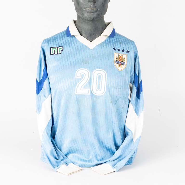Lote siguiente: Camiseta de la selección de Uruguay de utilería marca enerre