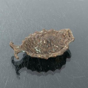 Lote siguiente: Despojador de Bronce con Figura de Pez - 13x8 cm