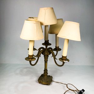 Lámpara de Mesa Antigua de Bronce Labrado con Cinco Luces y Pantallas - imagen 2
