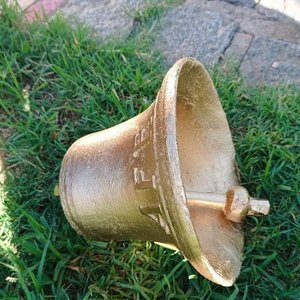 Campana Grande Dorada con Inscripción "AFE" - imagen 3