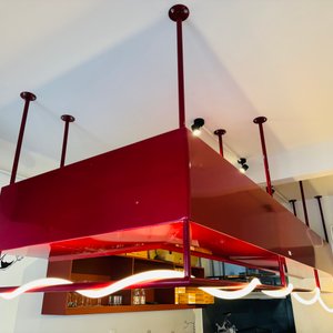 Lote siguiente: Estante Aéreo Metálico Rojo con Iluminación LED Cálida