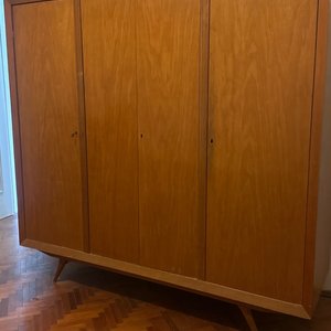Lote anterior: Ropero de madera de tres puertas