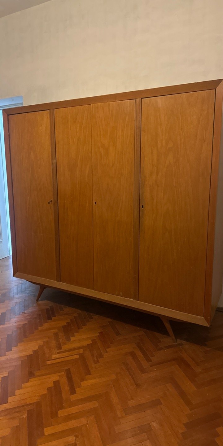 Ropero de madera de tres puertas