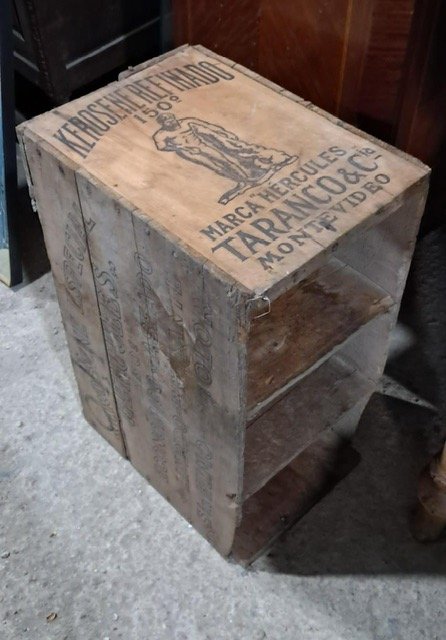 Lote anterior: Cajón antiguo de madera con textos estampados
