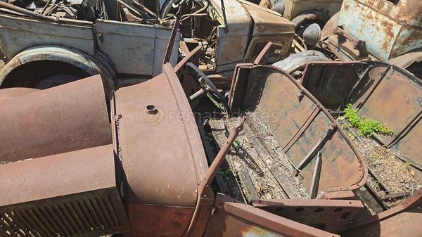 Lote de Partes y Carrocerías de Autos Antiguos Oxidados