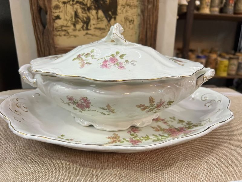 Sopera Johnson Bros England con Fuente Oval Decorada