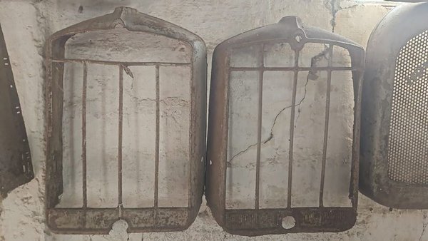 Dos Caretas de Radiador de Automóvil Antiguo