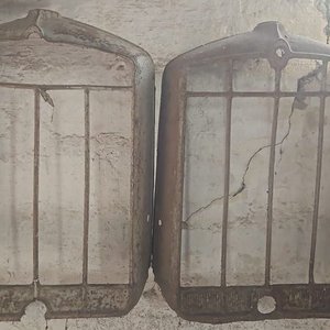 Lote siguiente: Dos Caretas de Radiador de Automóvil Antiguo