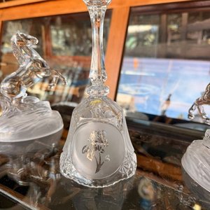 Campanilla de Mano de Cristal Tallado con Decoración Floral y Mango Facetado - imagen 8