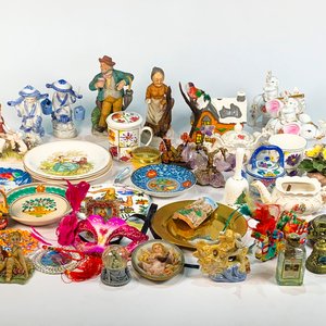 Lote siguiente: Lote de Adornos: Figuras de Porcelana, Máscaras, Elefantes, Jarras y Más