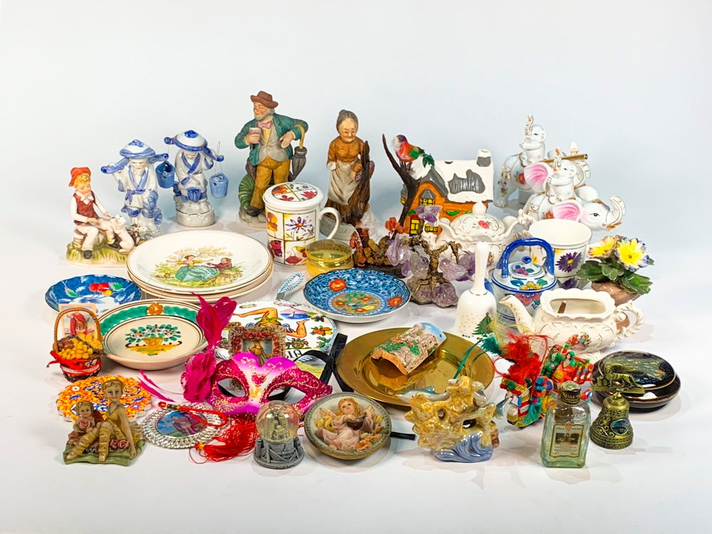 Lote de Adornos: Figuras de Porcelana, Máscaras, Elefantes, Jarras y Más
