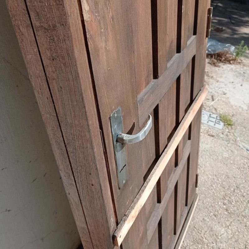 Puerta exterior en madera maciza con marco y cerradura - imagen 8