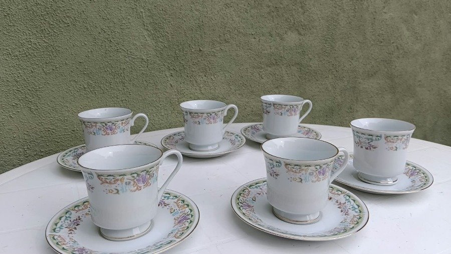 Juego de 6 Tazas con Platillos de Porcelana con Diseño Floral