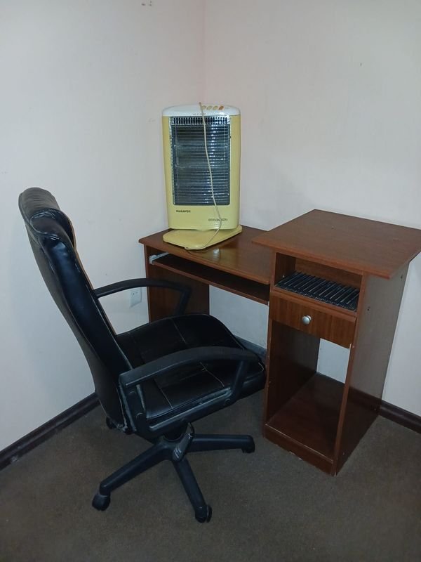 Escritorio, Silla de Oficina y Estufa Eléctrica