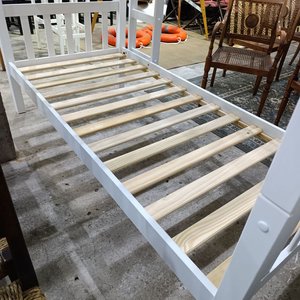 Cama Cucheta Blanca de Madera Maciza Laqueada con Escalera y Baranda - imagen 3
