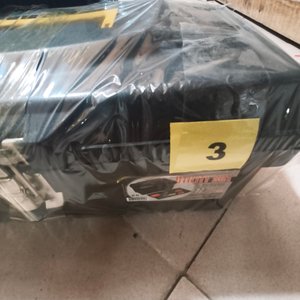 Caja de Herramientas Negra con Manija Amarilla y Cierre Metálico - imagen 2