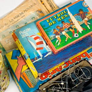 Lote Variado: Soportes para Plato, Juegos de Mesa, Juguetes de Playa y Recortes de Diario Vintage - imagen 3
