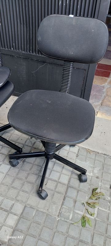Sillas de escritorio de plástico y metal en buen estado - imagen 4