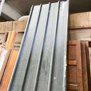 Lote siguiente: Un tramo de chapa color gris con detalle rellena de espuma