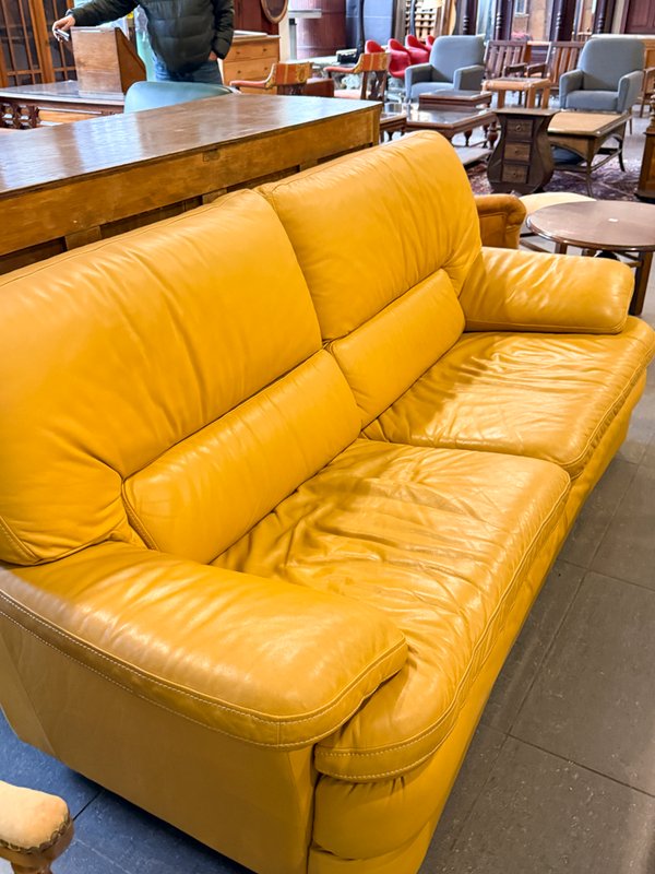 Sofá de Cuero Amarillo Estilo Moderno