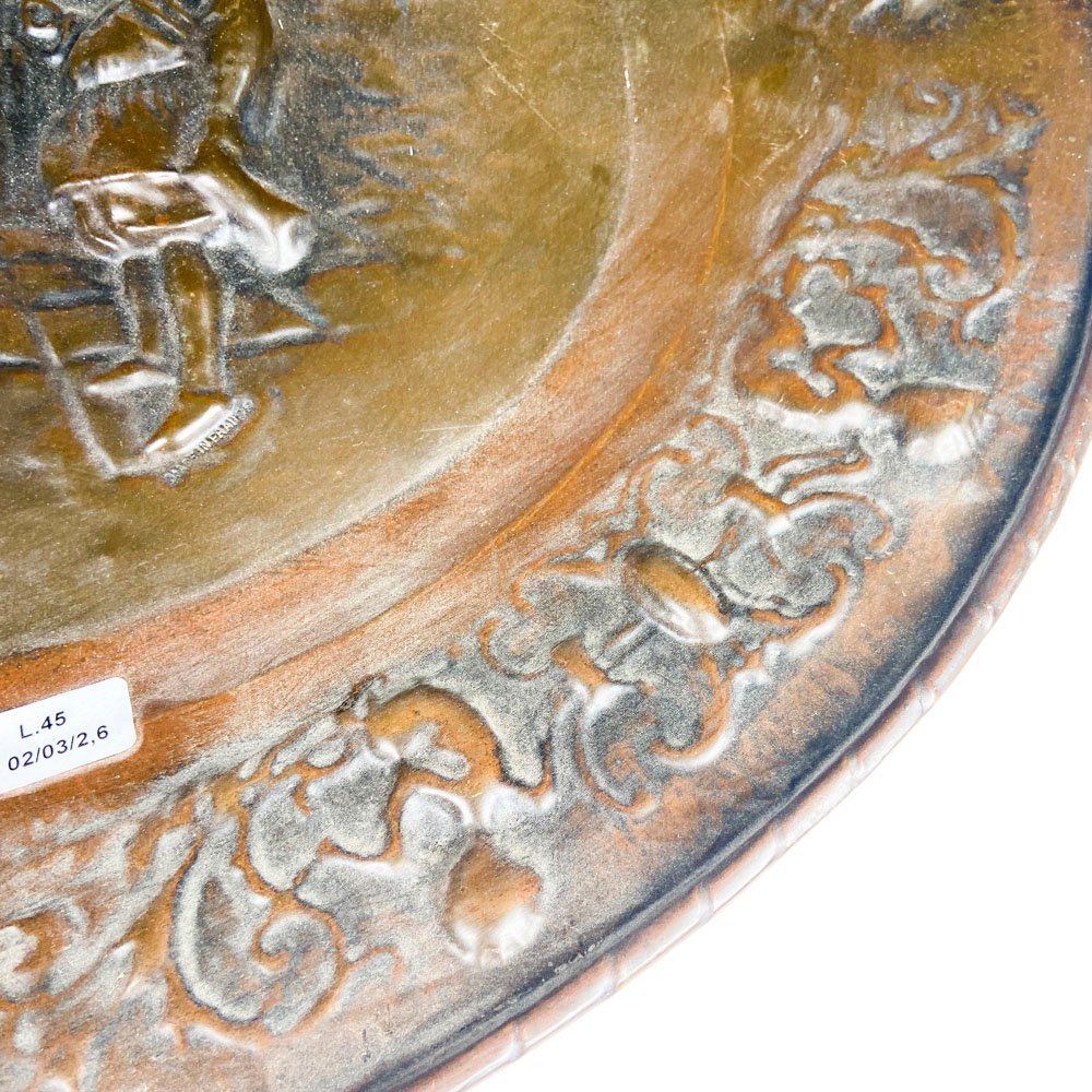Plato oval en bronce repujado con escena taberna - imagen 4