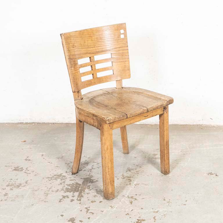 Silla de madera con averías y refuerzo metálico