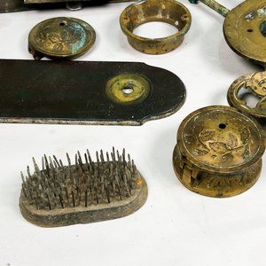 Lote de 4 Piezas Antiguas: Pestillos de Bronce, Porta Cartas y Tintero Decorado - imagen 5
