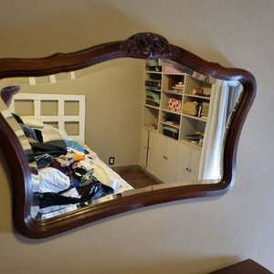 Lote anterior: Espejo Antiguo de Pared Luis XV con Talla Floral en Madera