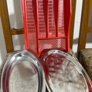 Lote siguiente: Escurridor de Bandejas Rojo y Bandejas Metálicas