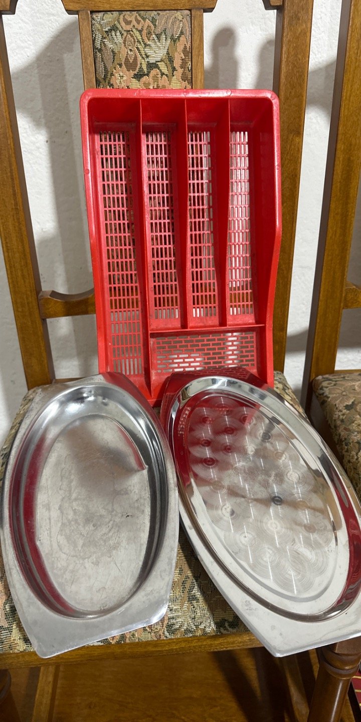 Escurridor de Bandejas Rojo y Bandejas Metálicas